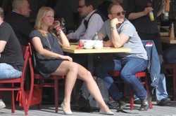 Nowa dziewczyna Szyca pokazuje nogi w mini