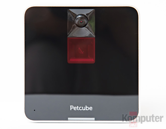 Na przedniej ściance Petcube Camera widoczna jest kamera, a za czerwoną szybką mechanizm ze wskaźnikiem laserowym.