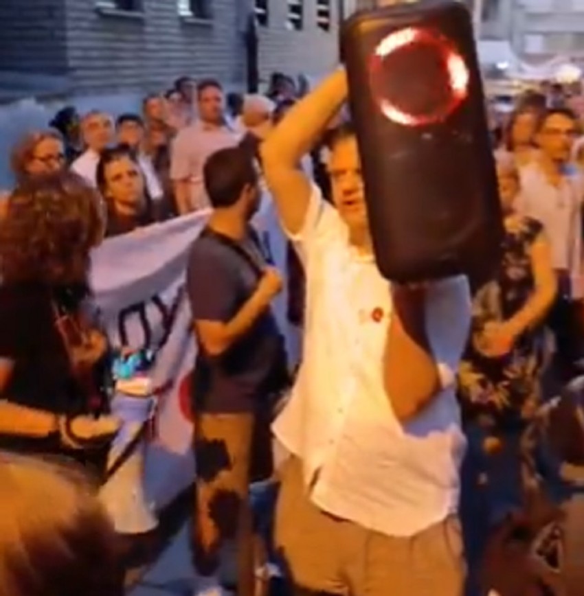 Demonstranti ispred zgrade Marka Stojčića