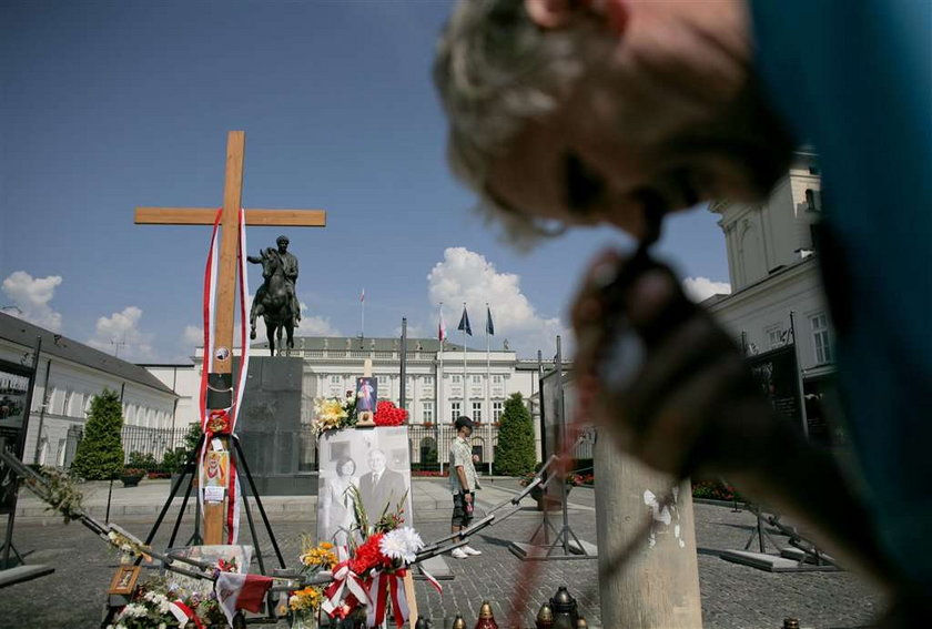 Krzyż sprzed Pałacu Prezydenckiego nie zostanie w czwartek zabrany na pielgrzymkę na Jasną Górę. Decyzja ma związek z awanturą, jaka miała miejsce we wtorek podczas próby jego przeniesienia