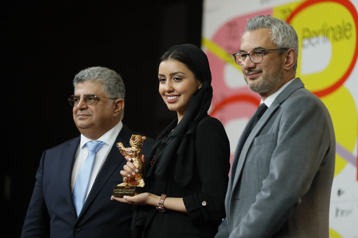 There Is No Evil - najlepszy film 70. Berlinale Producent Kaveh Farnam, aktorka Baran Rasoulof i producent Farzad Pak