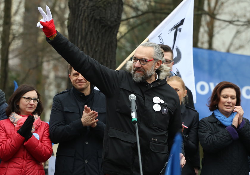 Mateusz Kijowski na marszu KOD w Warszawie 12 marca
