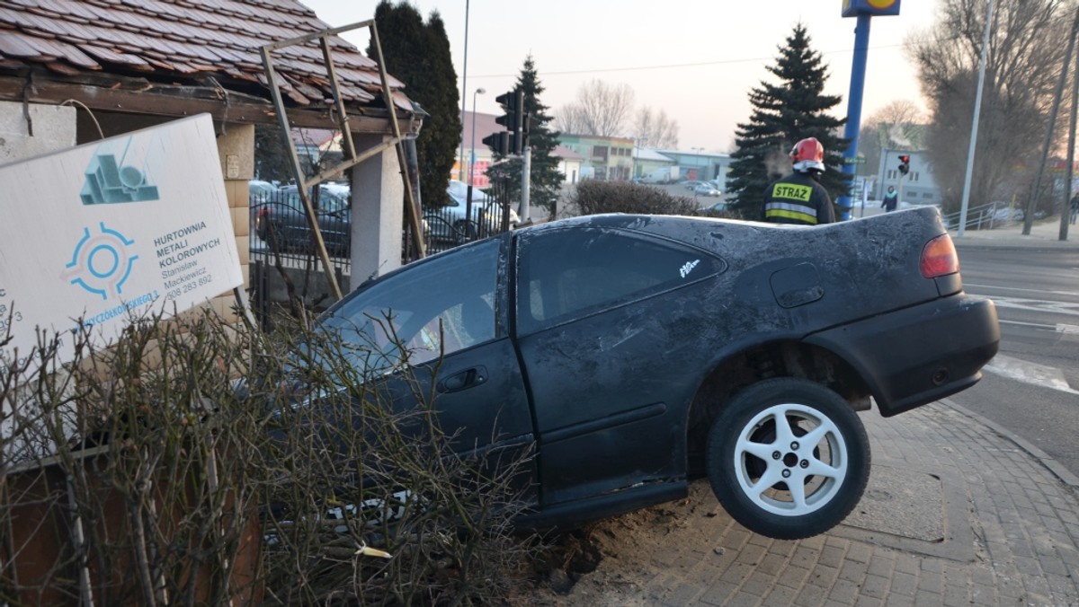 Zielona Góra: Samochód wbił się w dom. Kierowca i pasażer uciekli