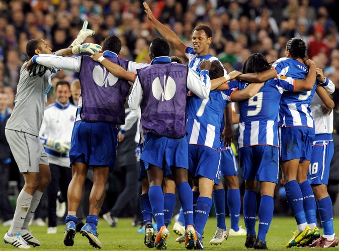 Piłkarze Porto ciesza się poostatnim gwizdku sędziego