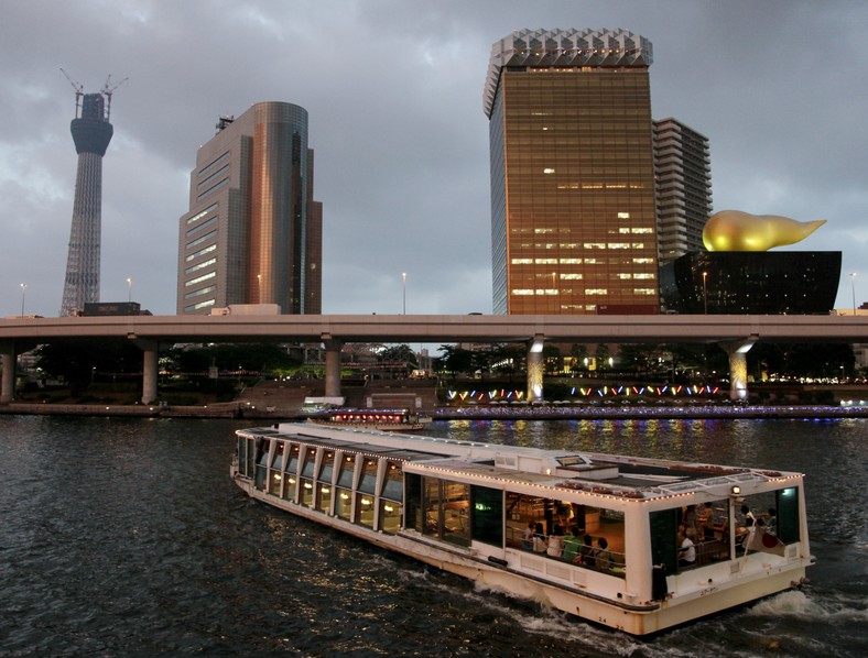 Wodny autobus płynie w kierunku Tokyo Sky Tree, fot. Kimimasa Mayama/Bloomberg