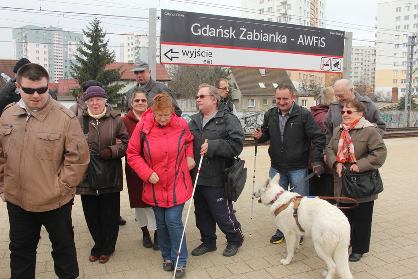 Niewidomi sprawdzili peron SKM Gdańsk Żabianka 