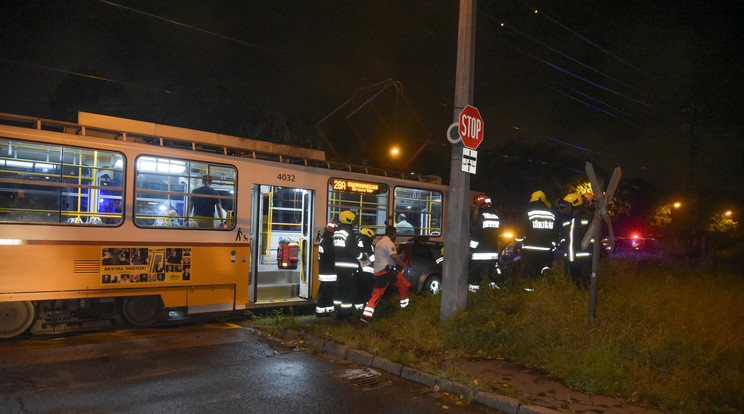 Összeütközött egy kocsiszínbe tartó villamos és egy személyautó pénteken éjszaka / Fotó: Katasztrófavédelem