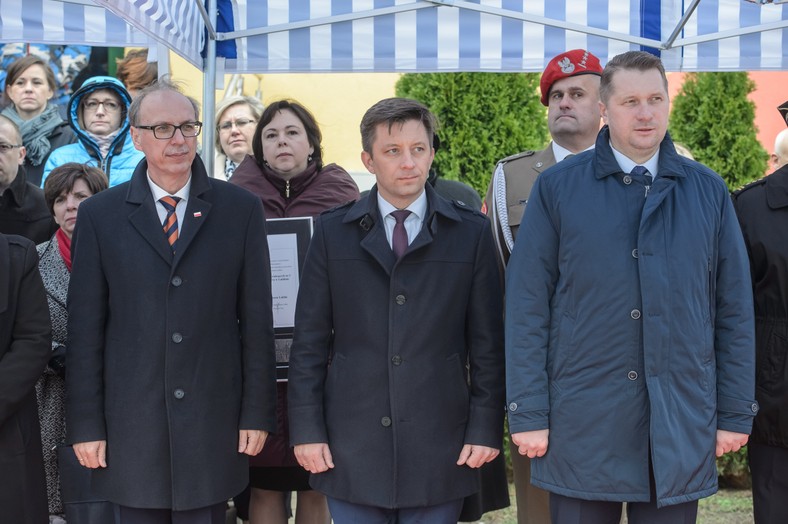 Michał Dworczyk i Przemysław Czarnek na uroczystym ślubowaniu mundurowych klas pierwszych z ceremoniałem wojskowym w Lublinie, 25 października 2017 r.