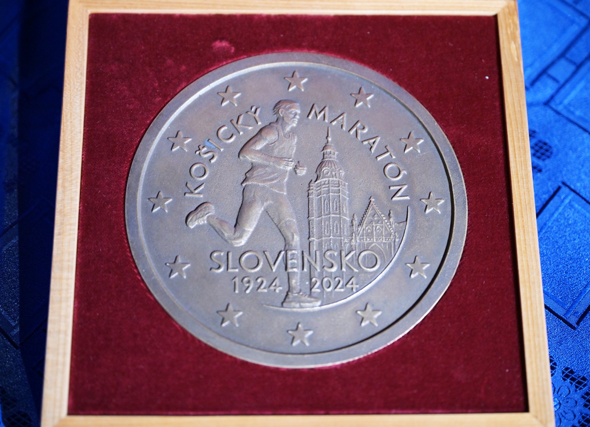 V Košiciach predstavili pamätnú euromincu a poštovú známku vydanú k 100. výročiu Medzinárodného maratónu mieru.