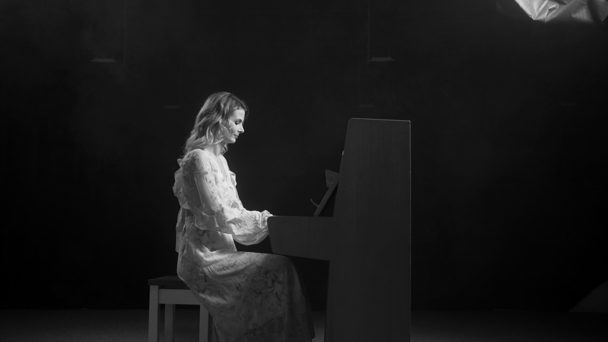 Andrea Sulovská prekvapuje  emotívnou skladbou “PÍŠEM TI”