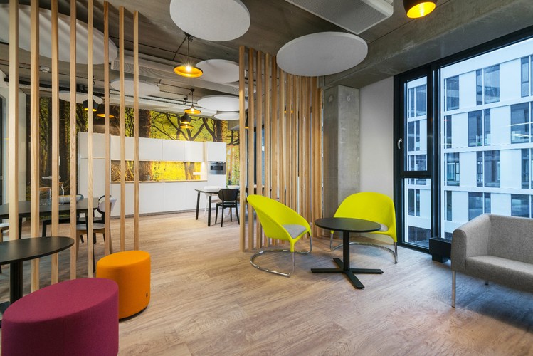 Zgodnie z myślą przewodnią Business Garden, czyli odpowiedzialnym budownictwem, wewnątrz biurowców wykorzystano energooszczędne oświetlenie z systemem sterowania i czujnikami ruchu, dzięki czemu nieużywana przestrzeń jest nieoświetlona. Również system wentylacji i chłodzenia jest energooszczędny: belki chłodzące pozwalają na ustawienie wysokości temperatury dostosowanej do potrzeb najemców.