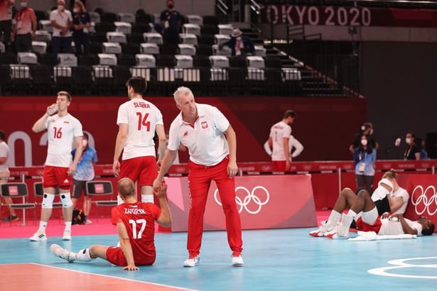 Trener reprezentacji Polski Vital Heynen pociesza siatkarzy po porażce