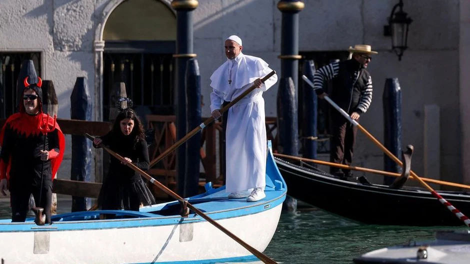 Jedan od učesnika karnevala se maskirao u... papu | Foto: REUTERS/Claudia Greco
