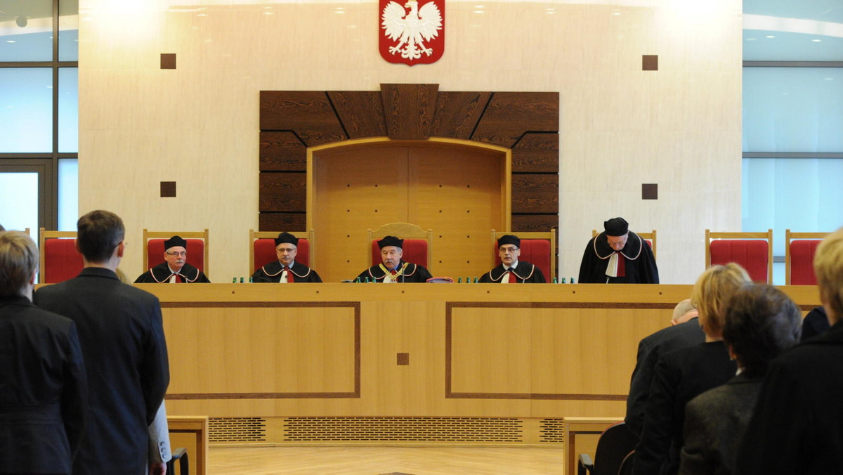 Trybunał Konstytucyjny uznał w czwartek za częściowo niezgodny z konstytucją jeden przepis o tzw. janosikowym z trzech zakwestionowanych przez Warszawę i Kraków. TK orzekł o zgodności z konstytucją dwóch pozostałych przepisów.