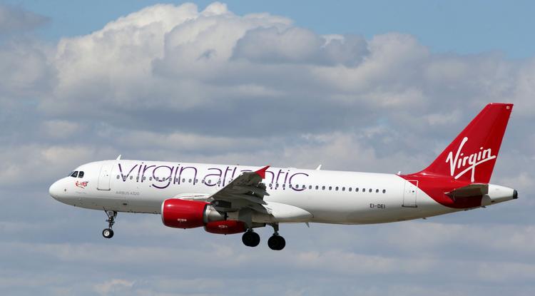 Virgin Galactic gép landol a londoni Heathrow repülőtéren