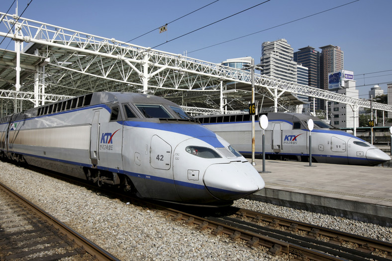 Koreański KTX (Korea Train Express), w zależności od modelu, rozwija prędkość od 330 do 400 km/h. Fot. Bloomberg.
