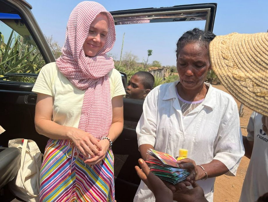 Po lewej Małgorzata Klein, ekspertka techniczna PAH, podczas pracy w Madagaskarze