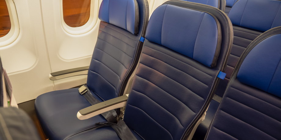 Pusty środkowy fotel miałby pomóc zachować dystans między pasażerami. Według Komisji Europejskiej, nie będzie on jednak konieczny. 