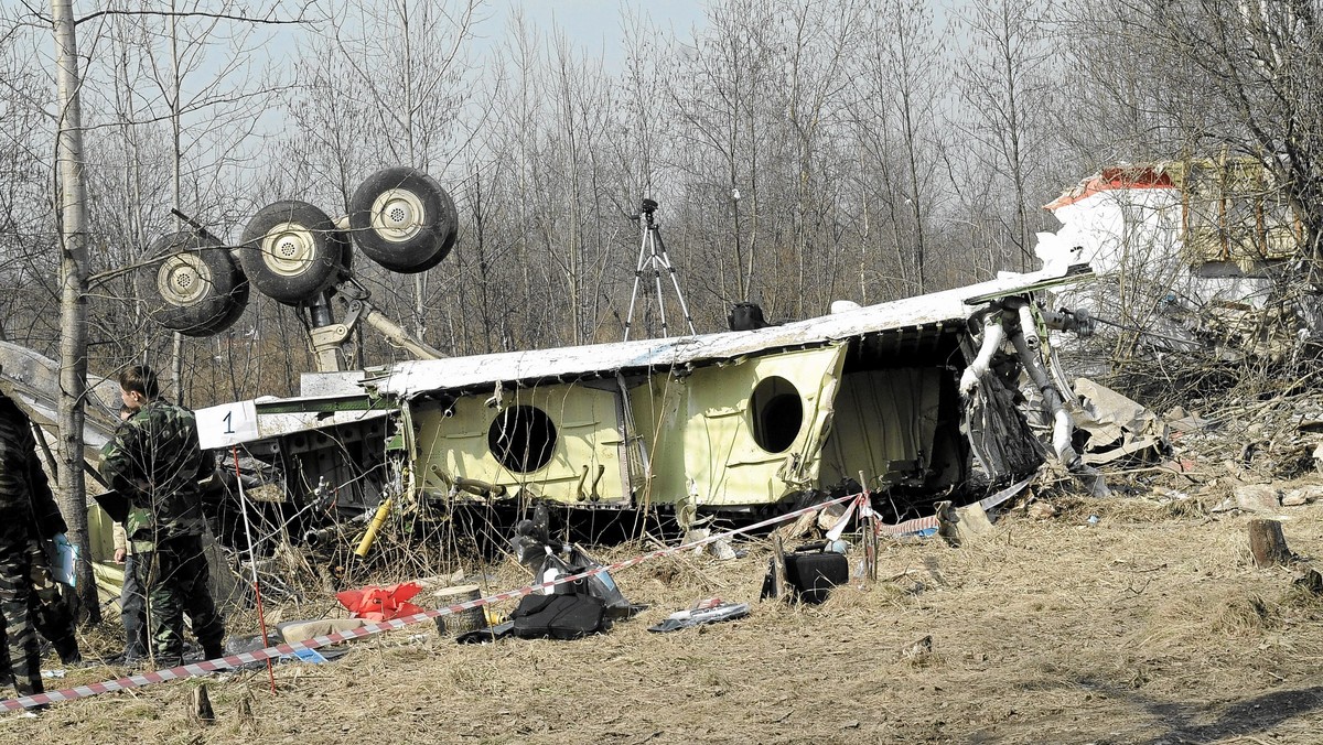 Rosyjski bloger opublikował kolejne drastyczne zdjęcia z miejsca katastrofy prezydenckiego Tu-154M w Smoleńsku. Na fotografiach widoczne są szczątki wraku, a także kolejne ciała ofiar.