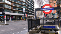 W londyńskim metrze nadal obowiązują maseczki. Mimo zniesienia nakazu w całym kraju