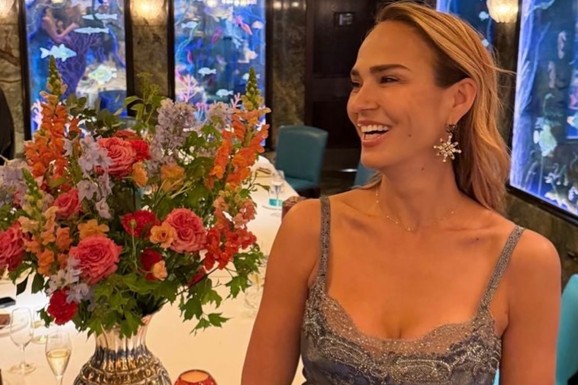 MINĐUŠE SA KRISTALIMA, A PREKO DEKOLTEA ČIPKA Marijana Mateus u Londonu raspametila: Niko ne veruje koliko godina ima (Foto)