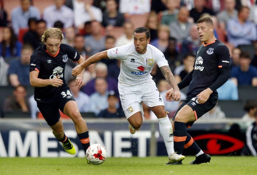 Trener MK Dons Karl Robinson stwierdził, że jego piłkarze muszą oszukiwać