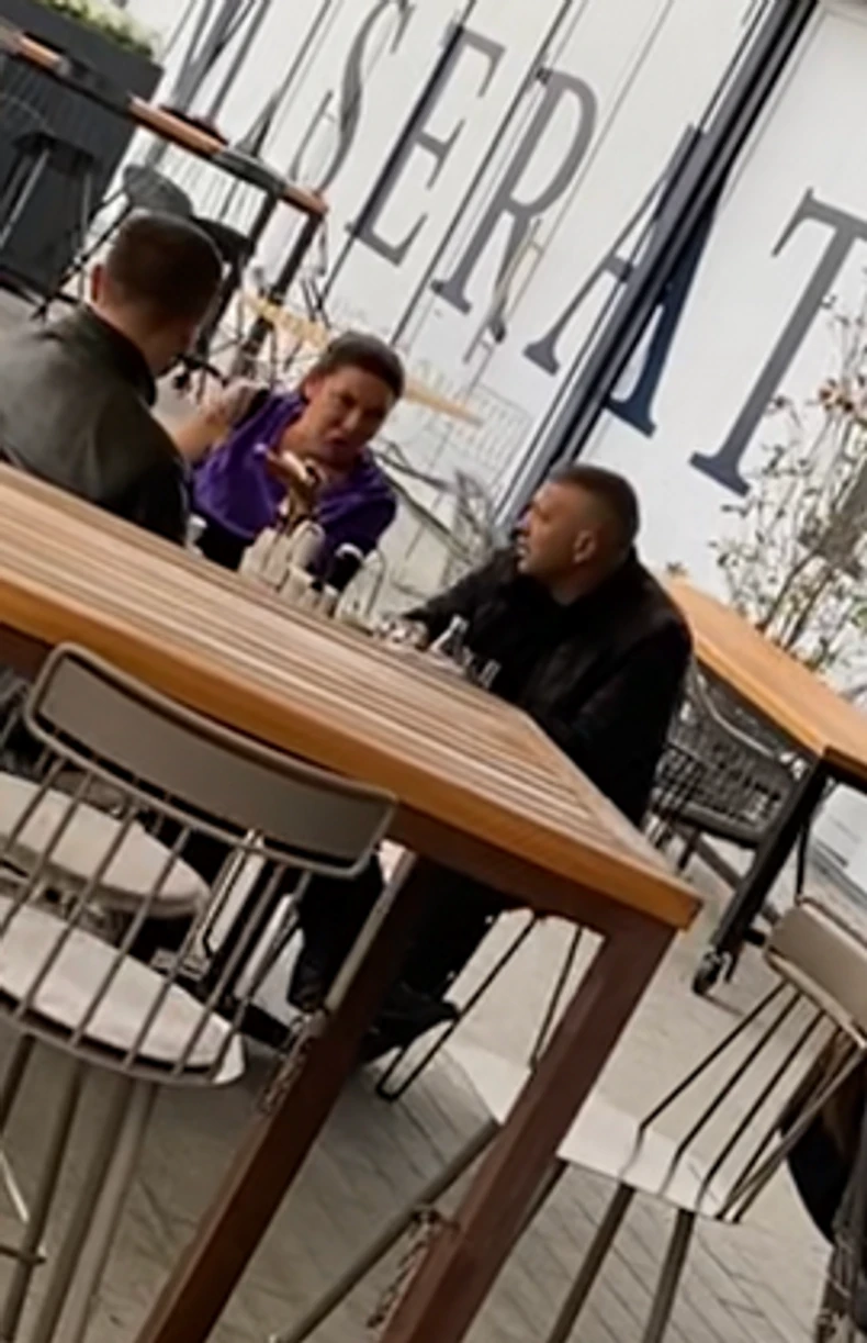 Slađa, Đanijeva supruga u kafiću