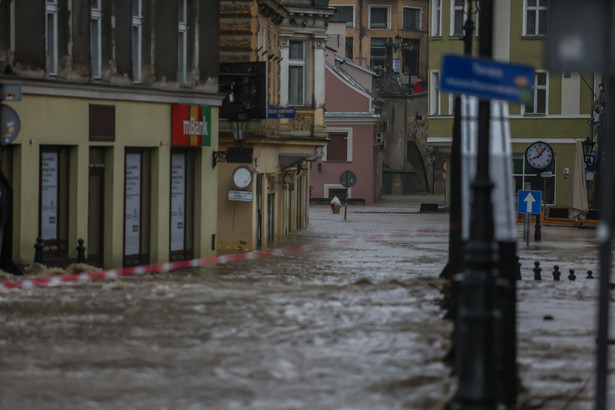 Dramat Kłodzka. 10 ulic pod wodą i 19 ewakuowanych osób