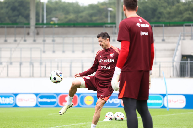 Napastnik piłkarskiej reprezentacji Polski Robert Lewandowski (L) podczas treningu kadry w Hanowerze,