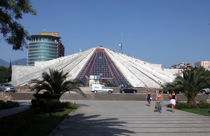 Tirana: Nekadašnji mauzolej Enver Hodže u Tirani sada sluši u sasvim druge svrhe