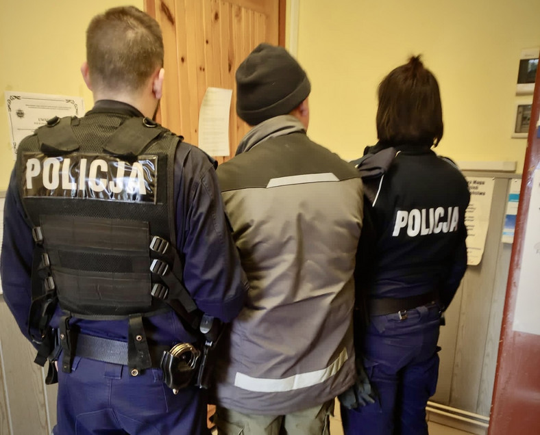 59-latek zatrzymany za kradzież balotów siana o łącznej wartości blisko ośmiu tys. zł