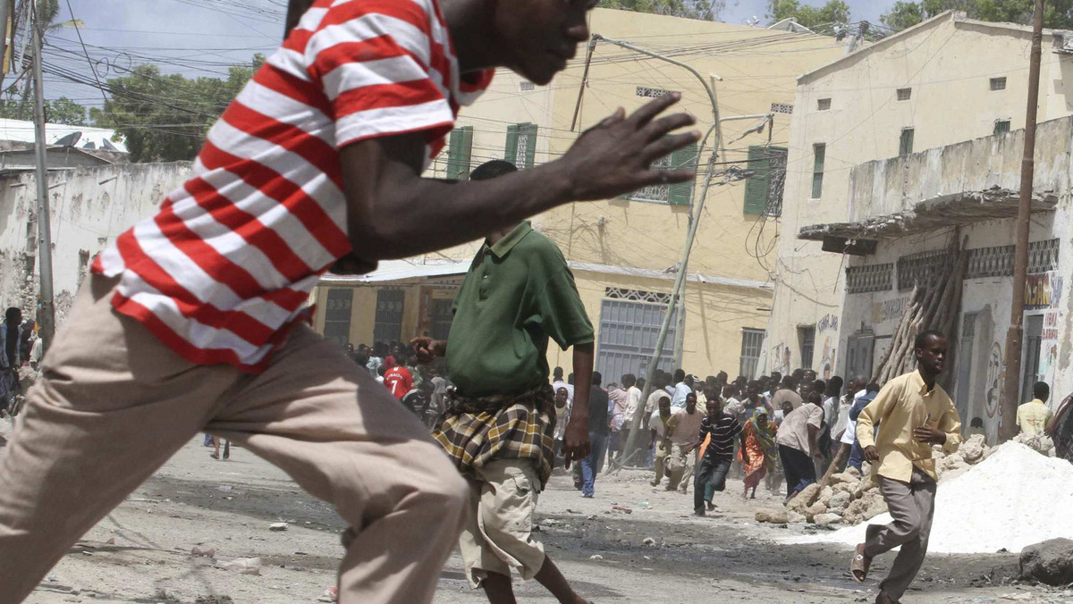 Minister spraw wewnętrznych Somalii Abdiszakur Hasan Farah zginął na skutek zamachu samobójczego w stolicy kraju Mogadiszu. Według przedstawiciela sił bezpieczeństwa, ataku w domu ministra dokonała najprawdopodobniej siostrzenica Faraha.