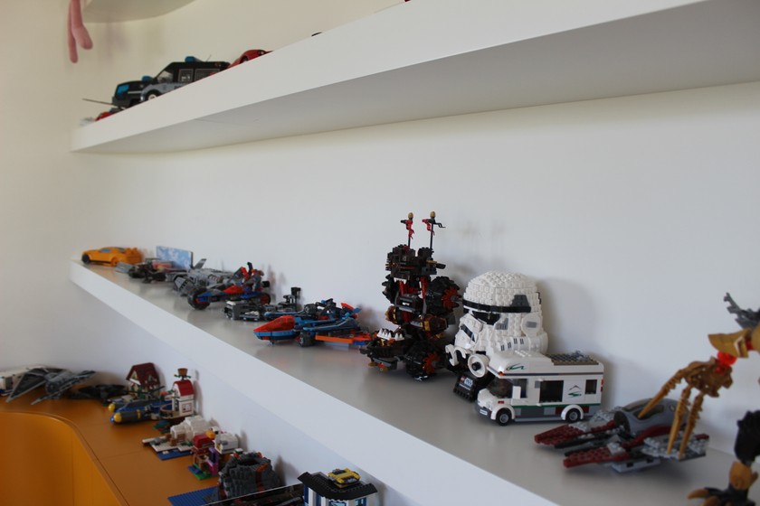 Im Eingangsbereich des Anbaus, wo es zu den Kinderzimmern geht, befindet sich ein Wohnzimmer für den Nachwuchs. 