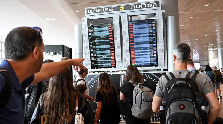 Rengeteg turista várakozik a tel-avivi reptéren / Illusztráció: Profimedia