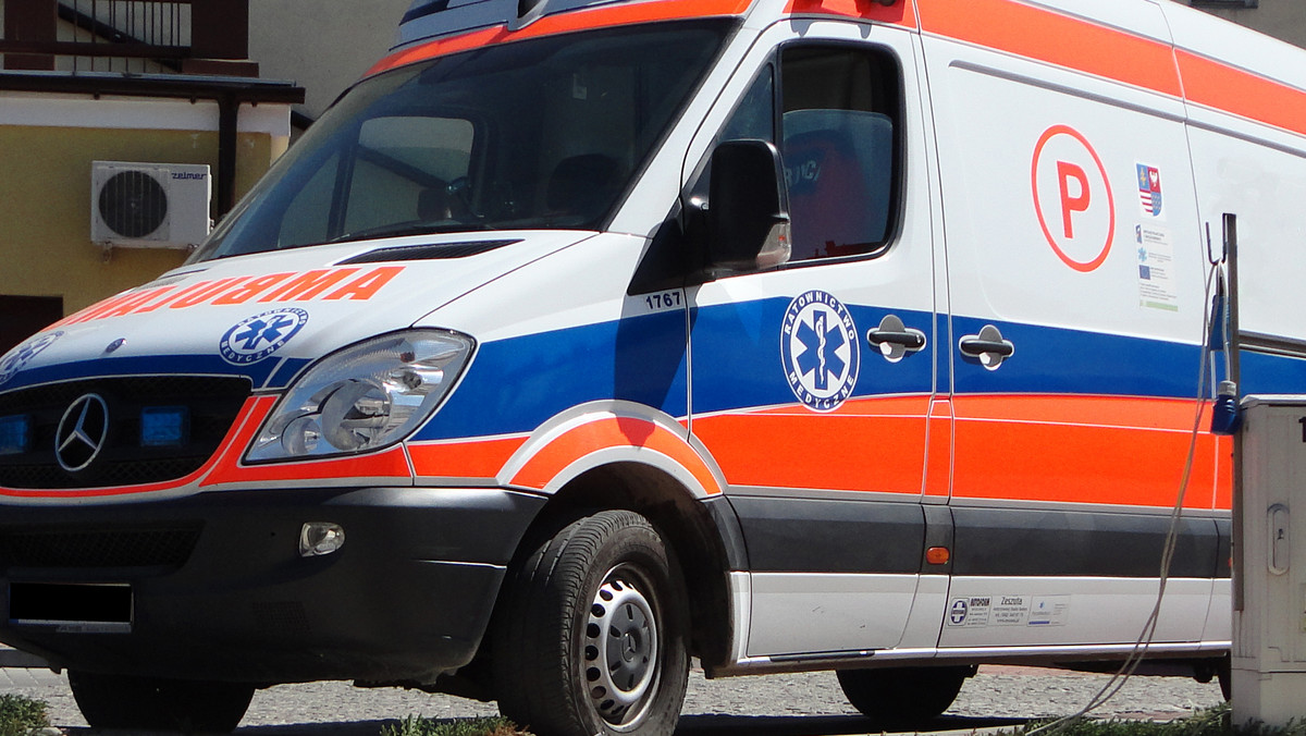 Na autostradzie A4 w Katowicach bus uderzył w barierkę i dachował. Zginęły dwie osoby, cztery zostały ranne - podaje RMF FM.