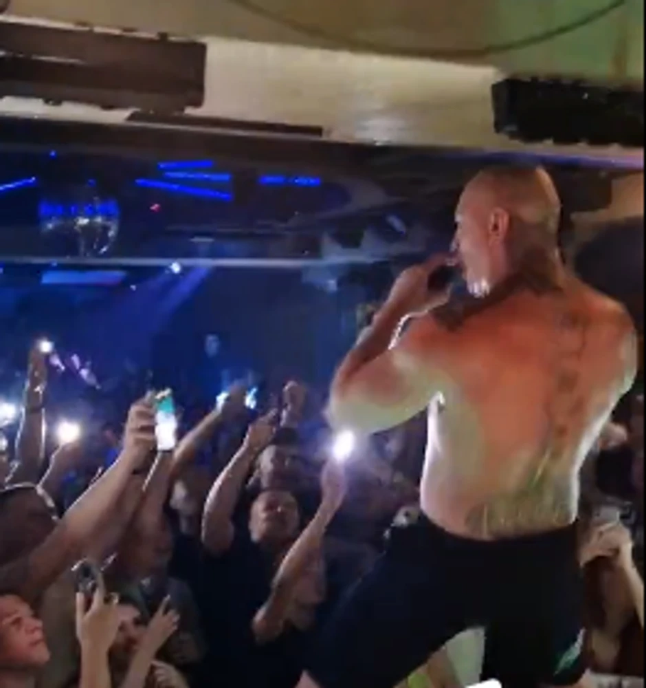 Desingerica izuo patiku, stavio dečku nogu na glavu