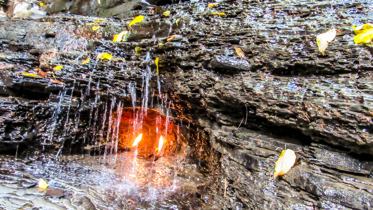 Wieczny płomień jest małym wodospadem znajdującym się w Rezerwacie Shale Creek (części parku Chestnut Ridge) w zachodniej części stanu Nowy Jork. Jak to możliwe, że znajdujący się za ścianą wody ogień płonie?