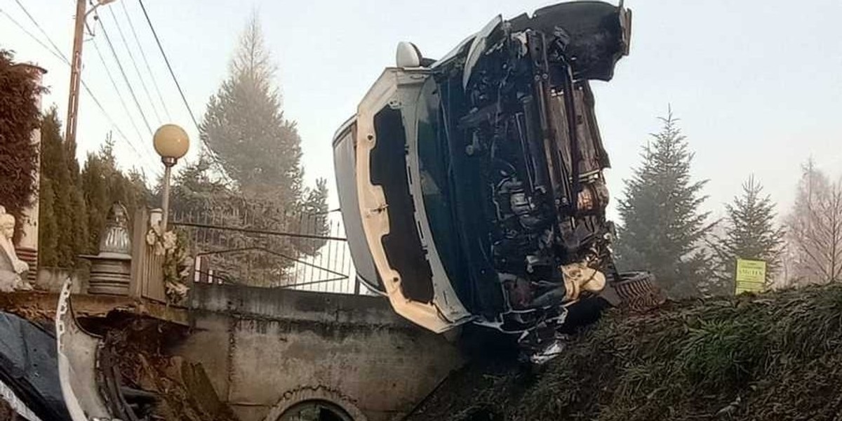 Uderzyła w przepust i nad nim zawisła. Groza w Osobnicy.