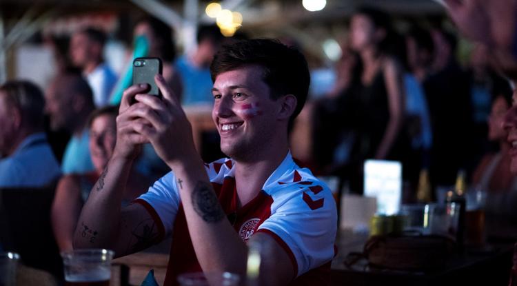 Egy dán fiatal mobiljával videózza az Anglia-Ukrajna EB-mérkőzést egy gibraltári szurkolói zónában