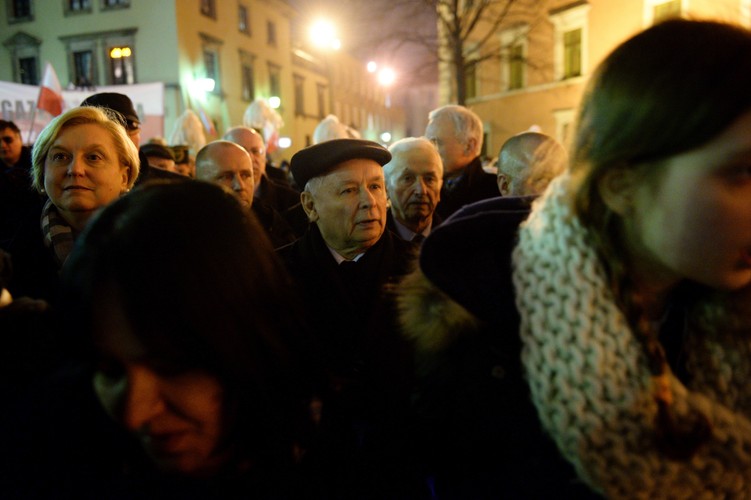 Prezes PiS Jarosław Kaczyński i europosłanka Anna Fotyga podczas przemarszu po wieczornej mszy przed Pałac Prezydencki w Warszawie