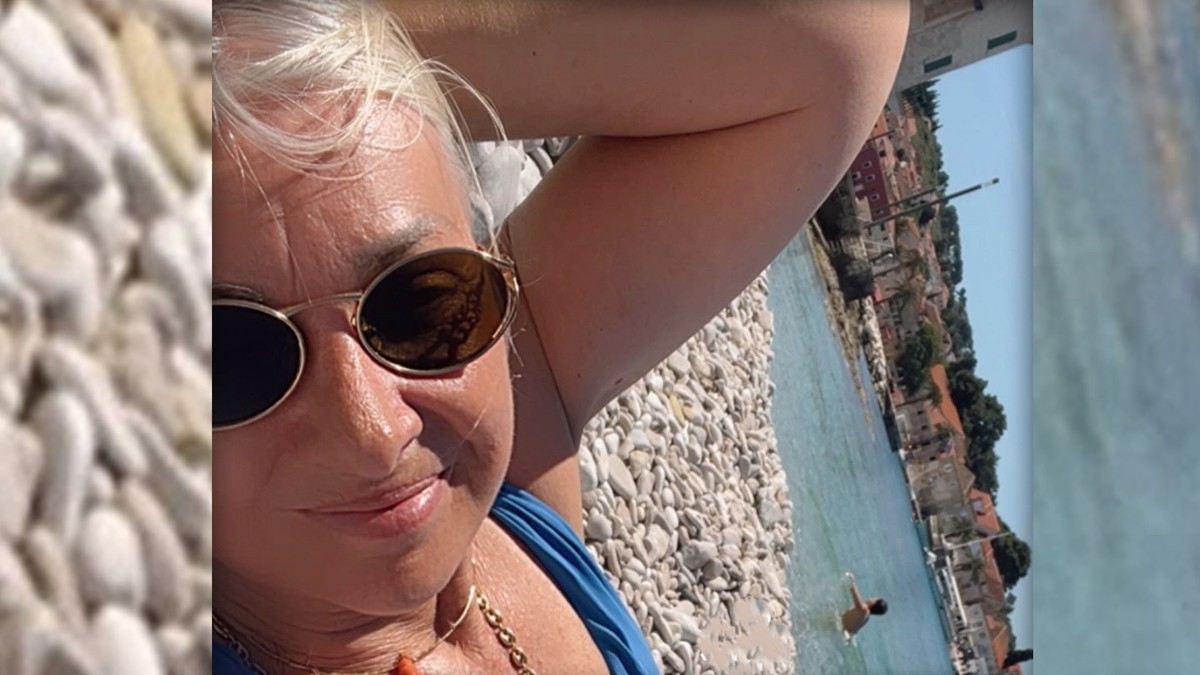 Udovica popularnog pevača napustila sve i PRESELILA SE NA OSTRVO Sad se skinula u kupaći i opalila selfi: Pokazala telo u 59. godini (FOTO)