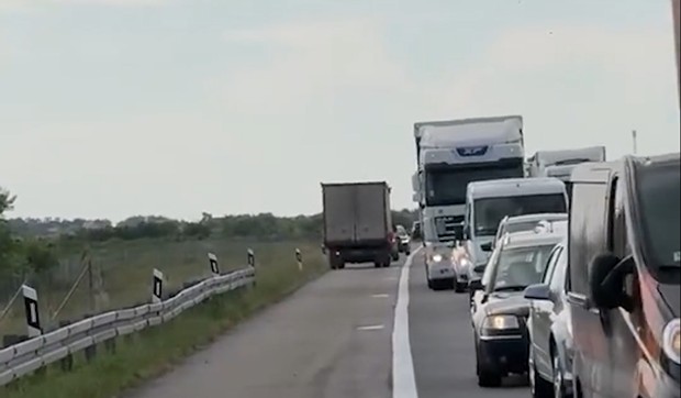 Zbog zapaljenog kamiona i obustavljenog saobraćaja, vozači voze u kontra smeru