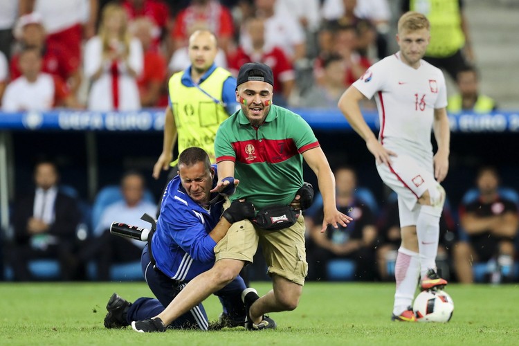 Portugalczycy nie potrafili usiedzieć na miejscu. Wbiegli na boisko. Na szczęście nie... nago