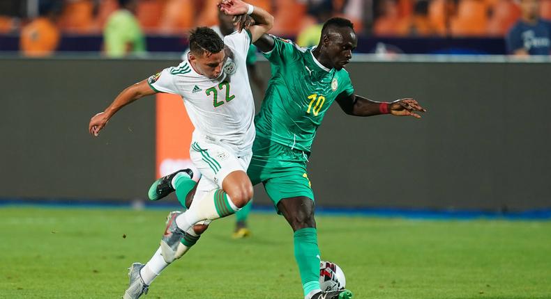 Sadio Mane (SEN) au duel avec Ismaël Bennacer (ALG) lors de la finale de la CAN 2019