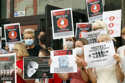 Protest pracowników sądów i prokuratur. Będzie czerwony marsz przez Warszawę