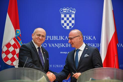 Minister spraw zagranicznych RP Zbigniew Rau (L) i minister spraw zagranicznych i europejskich Chorwacji Gordan Grlić Radman (P) / PAP (zdjęcia)