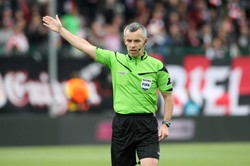 PZPN zawiesił znanego arbitra. Bo... uderzył piłkarza