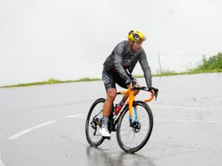 Tour de France. Nalot policji na hotel i autokar jednej z grup