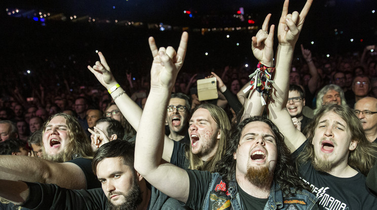 Őrjöngő közönség a brit Deep Purple koncertjén a Papp László Budapest Sportarénában a járvány előtt, 2019. december 9-én / MTI/Mohai Balázs