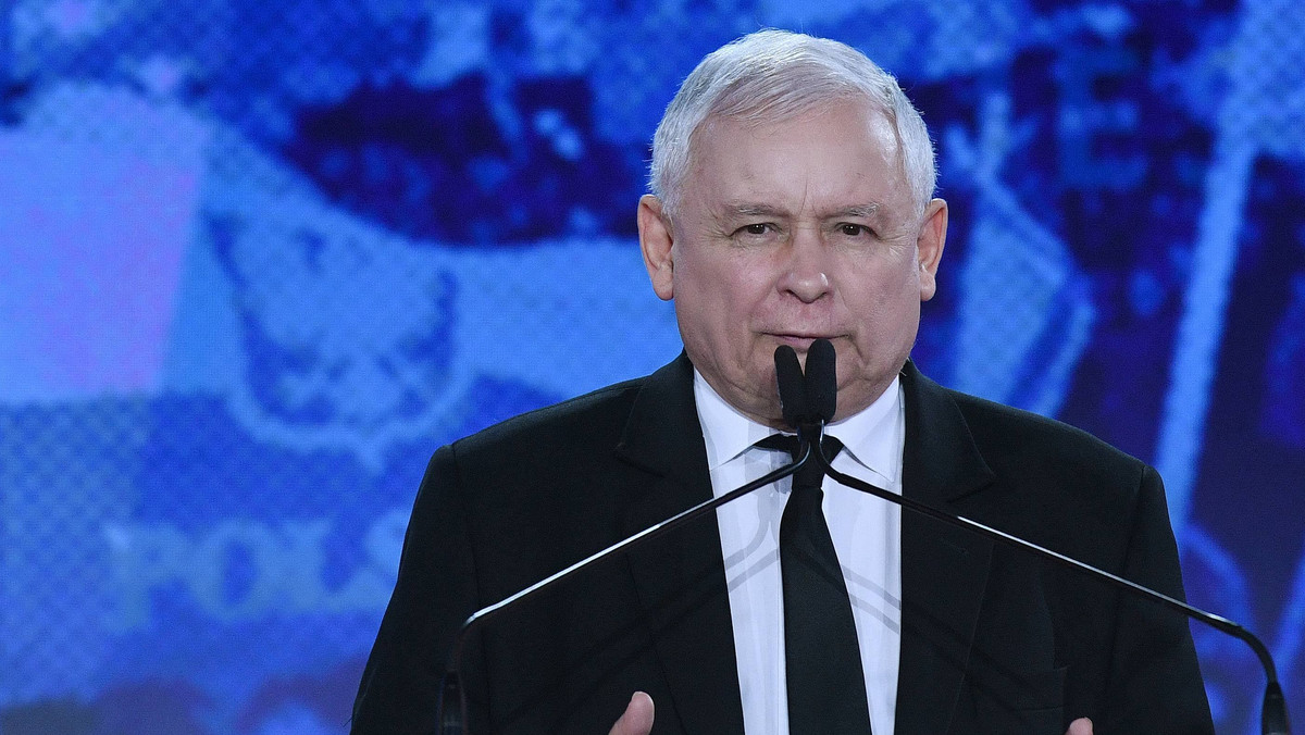 Dziś wieczorem prezes PiS wrócił do szpitala. Odwiózł go tam kierowca - informuje "Fakt". Przypomnijmy, że Jarosław Kaczyński opuścił placówkę zaledwie wczoraj. "Najwyraźniej chwila wytchnienia w domu była po prostu przepustką na weekend" - czytamy na stronie dziennika.